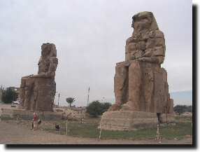 Les deux colosses  l'ffigie d'Amnophis III, marquaient l'entre de son temple funraire.